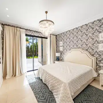 Majestic villa with stunning sea and golf views in the prestigious Los Flamingos, Benahavis Picture 21