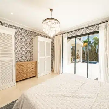 Majestic villa with stunning sea and golf views in the prestigious Los Flamingos, Benahavis Picture 11