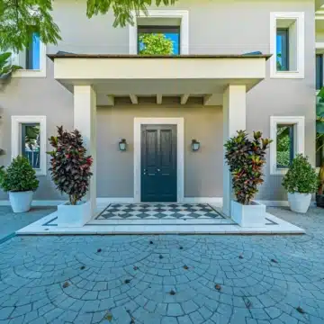 Majestic villa with stunning sea and golf views in the prestigious Los Flamingos, Benahavis Picture 10