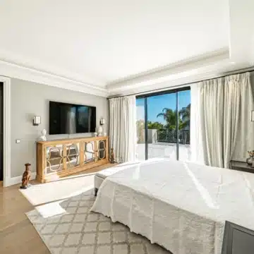 Majestic villa with stunning sea and golf views in the prestigious Los Flamingos, Benahavis Picture 28