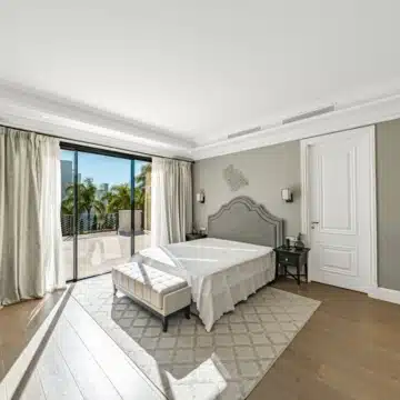 Majestic villa with stunning sea and golf views in the prestigious Los Flamingos, Benahavis Picture 2