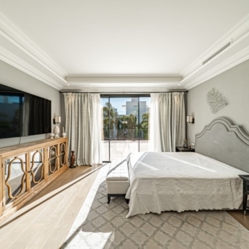 Majestic villa with stunning sea and golf views in the prestigious Los Flamingos, Benahavis Picture 29
