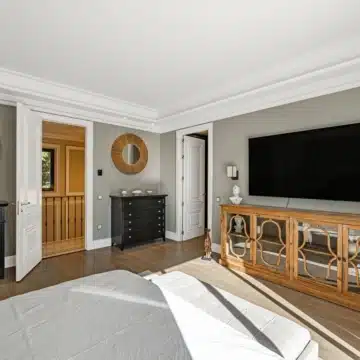 Majestic villa with stunning sea and golf views in the prestigious Los Flamingos, Benahavis Picture 31