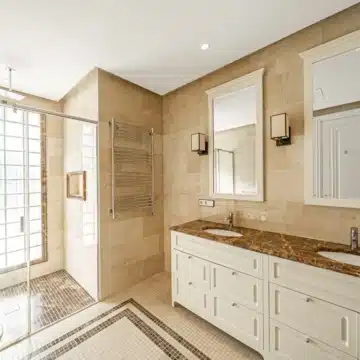 Majestic villa with stunning sea and golf views in the prestigious Los Flamingos, Benahavis Picture 33