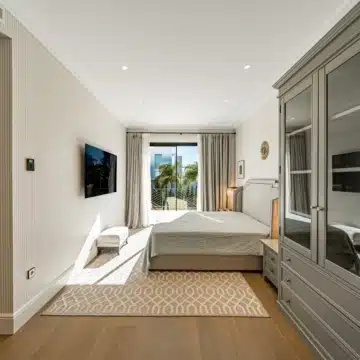 Majestic villa with stunning sea and golf views in the prestigious Los Flamingos, Benahavis Picture 38