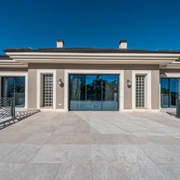 Majestic villa with stunning sea and golf views in the prestigious Los Flamingos, Benahavis Picture 13