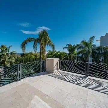 Majestic villa with stunning sea and golf views in the prestigious Los Flamingos, Benahavis Picture 14
