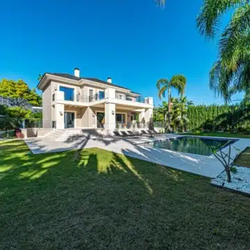 Majestic villa with stunning sea and golf views in the prestigious Los Flamingos, Benahavis Picture 51