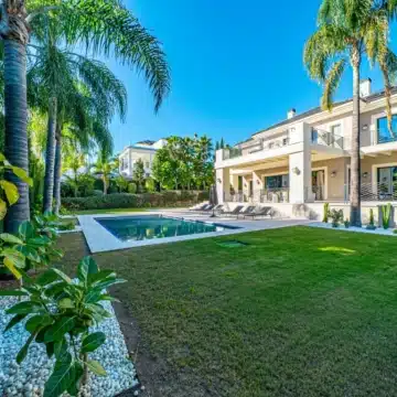 Majestic villa with stunning sea and golf views in the prestigious Los Flamingos, Benahavis Picture 52