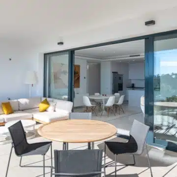 Modern 3-bedrooms apartment with stunning mountain views in Atalaya Hills, Benahavis Picture 3