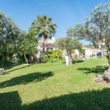 Mediterranean style 4-bedrooms villa with sweeping mountain views in Estepona Picture 11