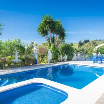 Mediterranean style 4-bedrooms villa with sweeping mountain views in Estepona Picture 10