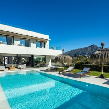 Modern villa in the prime residential area of La Cerquilla, Nueva Andalucia Picture 18