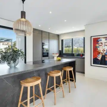 Modern villa in the prime residential area of La Cerquilla, Nueva Andalucia Picture 1