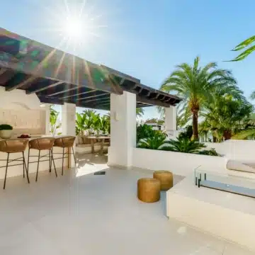 Duplex penthouse with mesmerizing sea views in Alcazaba beach, Estepona Picture 19
