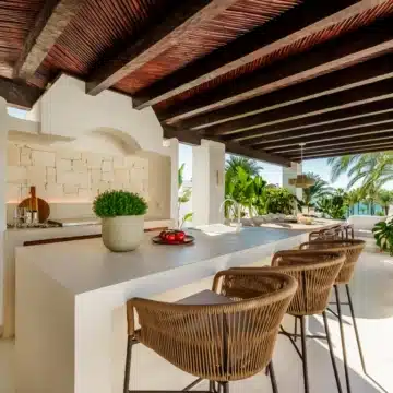 Duplex penthouse with mesmerizing sea views in Alcazaba beach, Estepona Picture 1