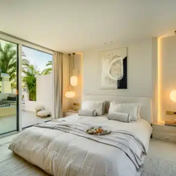 Duplex penthouse with mesmerizing sea views in Alcazaba beach, Estepona Picture 5