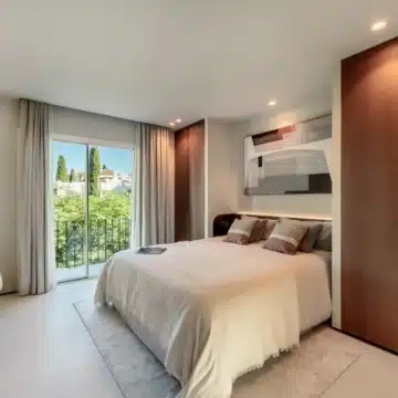 Duplex penthouse with mesmerizing sea views in Alcazaba beach, Estepona Picture 26
