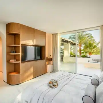 Duplex penthouse with mesmerizing sea views in Alcazaba beach, Estepona Picture 17
