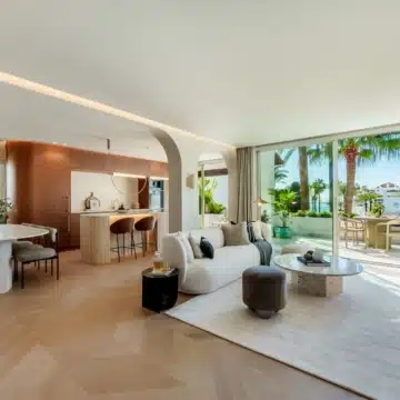 Duplex penthouse with mesmerizing sea views in Alcazaba beach, Estepona Picture 33