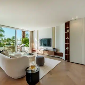 Duplex penthouse with mesmerizing sea views in Alcazaba beach, Estepona Picture 34