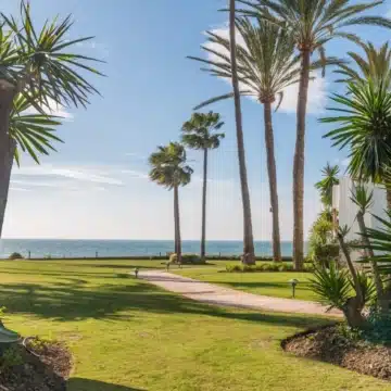 Duplex penthouse with mesmerizing sea views in Alcazaba beach, Estepona Picture 39