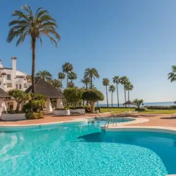 Duplex penthouse with mesmerizing sea views in Alcazaba beach, Estepona Picture 42