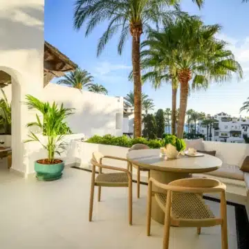 Duplex penthouse with mesmerizing sea views in Alcazaba beach, Estepona Picture 2