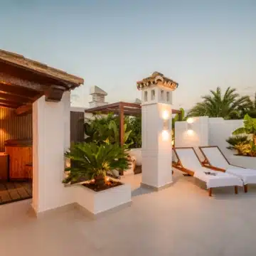 Duplex penthouse with mesmerizing sea views in Alcazaba beach, Estepona Picture 9