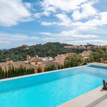 Modern detached villa with panoramic sea and mountain views in La Mairena, Marbella Picture 17