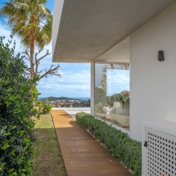 Modern detached villa with panoramic sea and mountain views in La Mairena, Marbella Picture 19