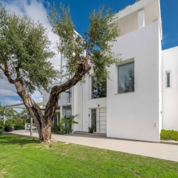 Modern detached villa with panoramic sea and mountain views in La Mairena, Marbella Picture 20