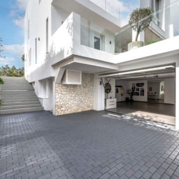 Modern detached villa with panoramic sea and mountain views in La Mairena, Marbella Picture 24