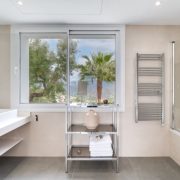 Modern detached villa with panoramic sea and mountain views in La Mairena, Marbella Picture 12