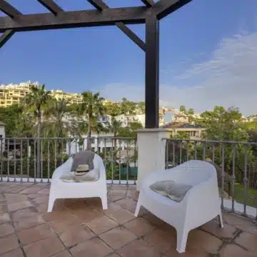 Expansive villa with unique architecture in the exclusive development of Los Arqueros Golf & Country Club, Benahavis Picture 20
