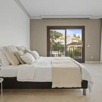 Expansive villa with unique architecture in the exclusive development of Los Arqueros Golf & Country Club, Benahavis Picture 39