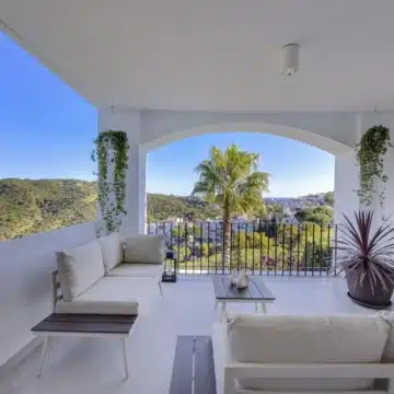 Three bedroom apartment positioned on the serene hills of Altos de la Quinta, Benahavis Picture 14