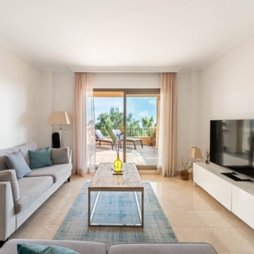 Luxurious 2-bedroom apartment with breathtaking panoramic sea views in La Hacienda del Señorío de Cifuentes, Benahavis Picture 10