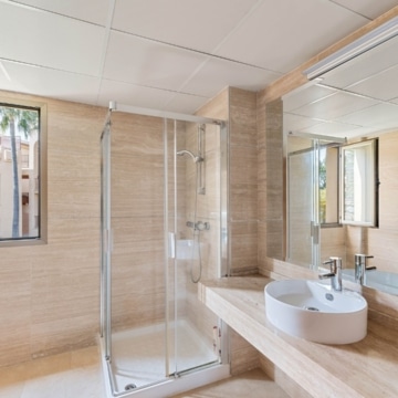 Luxurious 2-bedroom apartment with breathtaking panoramic sea views in La Hacienda del Señorío de Cifuentes, Benahavis Picture 12