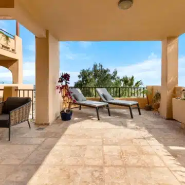 Luxurious 2-bedroom apartment with breathtaking panoramic sea views in La Hacienda del Señorío de Cifuentes, Benahavis Picture 14