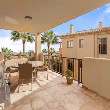 Luxurious 2-bedroom apartment with breathtaking panoramic sea views in La Hacienda del Señorío de Cifuentes, Benahavis Picture 17