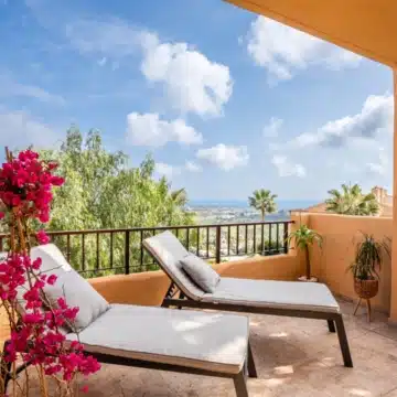 Luxurious 2-bedroom apartment with breathtaking panoramic sea views in La Hacienda del Señorío de Cifuentes, Benahavis Picture 4