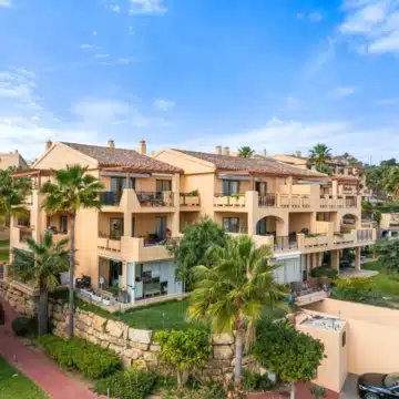 Luxurious 2-bedroom apartment with breathtaking panoramic sea views in La Hacienda del Señorío de Cifuentes, Benahavis Picture 18