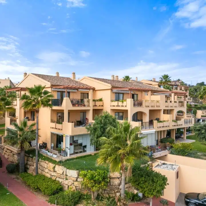 Luxurious 2-bedroom apartment with breathtaking panoramic sea views in La Hacienda del Señorío de Cifuentes, Benahavis Picture
