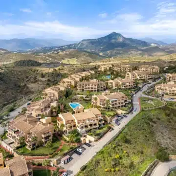 Luxurious 2-bedroom apartment with breathtaking panoramic sea views in La Hacienda del Señorío de Cifuentes, Benahavis Picture 19