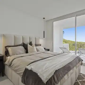 Three bedroom apartment positioned on the serene hills of Altos de la Quinta, Benahavis Picture 24