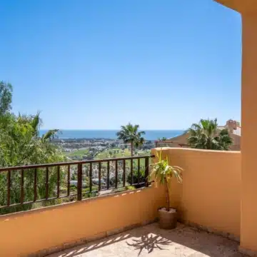 Luxurious 2-bedroom apartment with breathtaking panoramic sea views in La Hacienda del Señorío de Cifuentes, Benahavis Picture 24