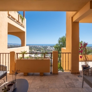 Luxurious 2-bedroom apartment with breathtaking panoramic sea views in La Hacienda del Señorío de Cifuentes, Benahavis Picture 25