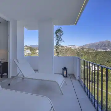 Three bedroom apartment positioned on the serene hills of Altos de la Quinta, Benahavis Picture 2