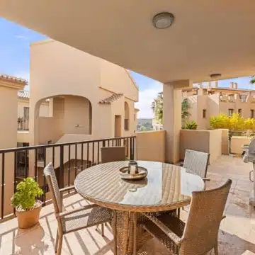 Luxurious 2-bedroom apartment with breathtaking panoramic sea views in La Hacienda del Señorío de Cifuentes, Benahavis Picture 0